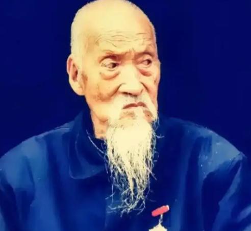 太行山绝壁上，一个人，被14个日军围死，枪口对准后脑勺的那一刻，司凤梧没有跪下，