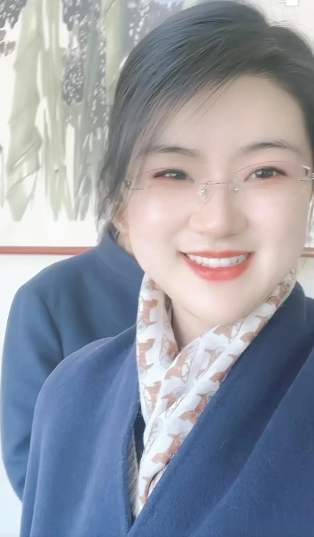 这个才是真正的天然大美女！长着一副国泰民安的颜值，一举一动很舒服，一笑一颦很养眼