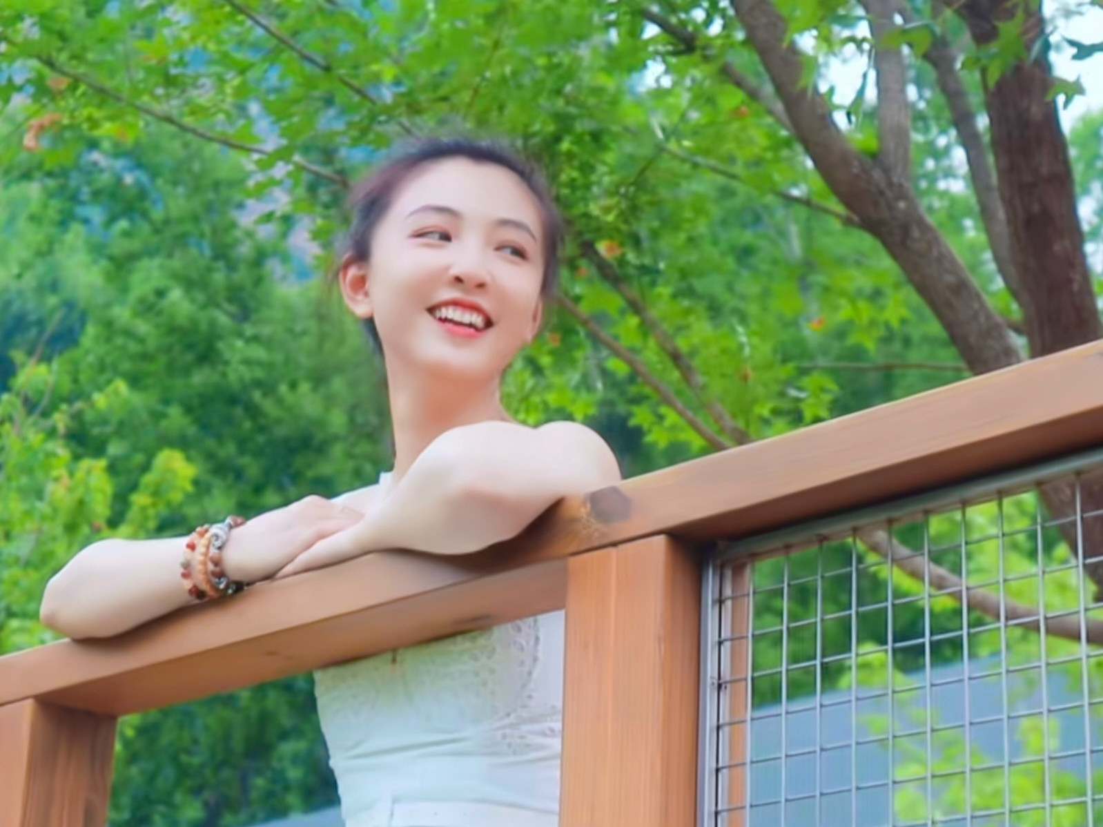 我觉得这事最让人后背发凉的不是“被打掉牙”，而是“不敢吐出来直接吞了”！一个孩子