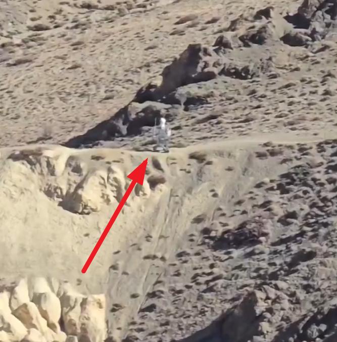 看着近处的中国机器人和远处的盘山路，真不知印军怎么还笑得出来这是近期在中印边境