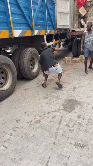 非洲某国的一家中资工厂里。几个正在卸货的黑人突然发生了争执打了起来？这让在现