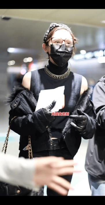 彭小苒瘦成啥样了看彭小苒现在的身材，瘦了一大圈，穿紧身裤都撑不起来，不过脸一点