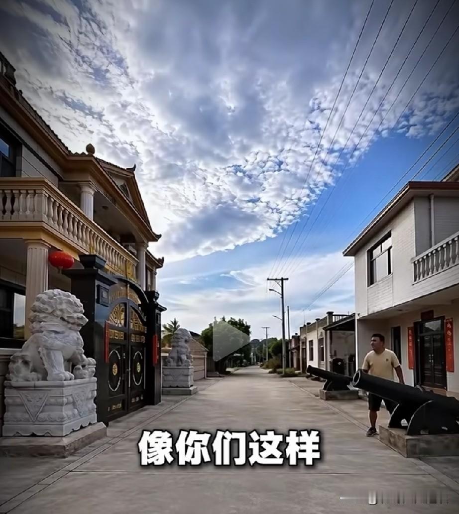 这两家算是干上了。左边的一户人家刚盖好的别墅，为了让大门显得更气派，在门两边各放
