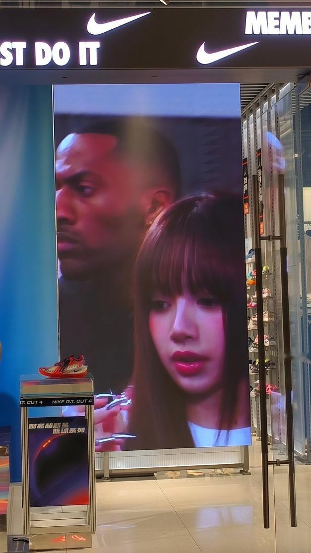 这是🇨🇳哪里的店怎么不算Lisa在🇨🇳的AD呢