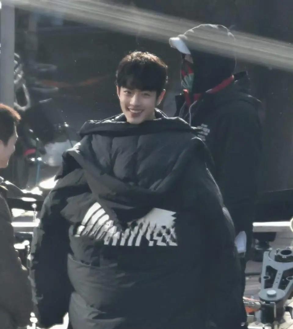 肖战今天《小城良方》外景拍摄路透，像一只企鹅哈哈哈哈哈，我支持肖战企鹅塑崛起