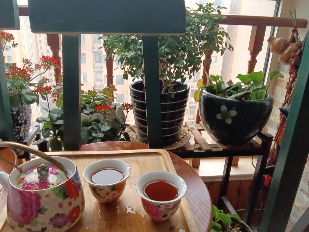 昨天和一个做生意的朋友聊天，朋友说:“你对你现在的生活状态满意吗？跟着我干，轻轻