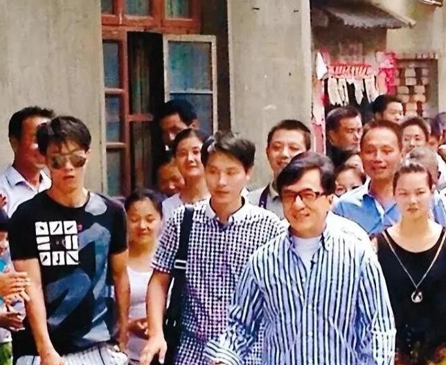 2013年，成龙回乡祭祖，房氏的子孙们都来欢迎他，没想到，成龙只与自己同父异母的