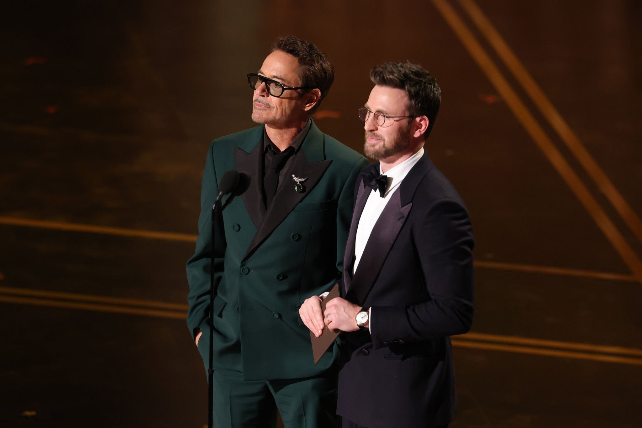 钢铁侠美队奥斯卡重聚漫威你没招了！！！小唐尼、桃总奥斯卡重聚同台颁奖，距离第一部