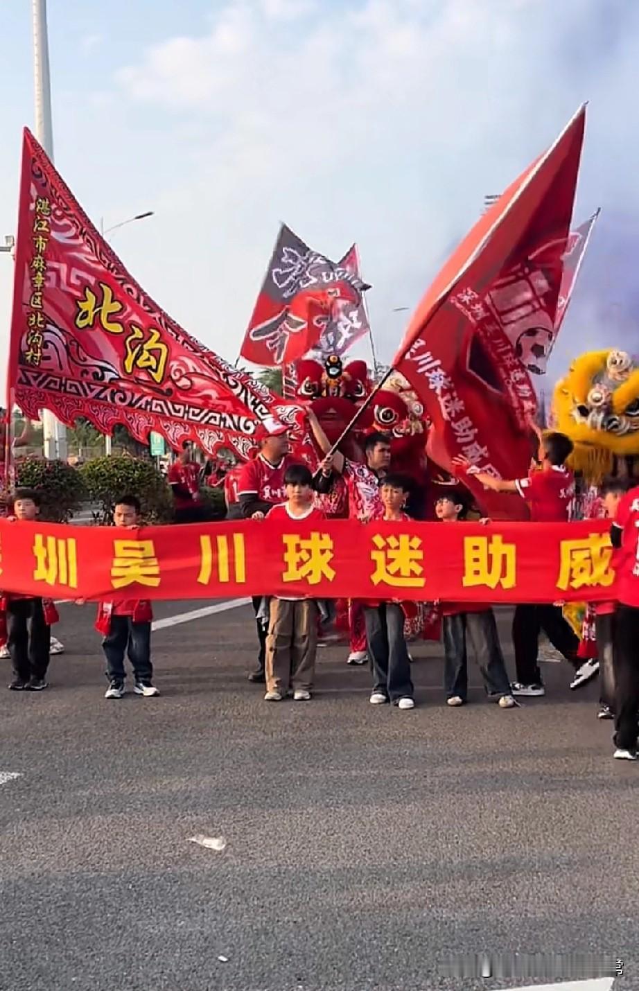 湛江球迷这波“疯劲”，是足球最该有的样子你见过把球场变成“红潮现场”的吗？