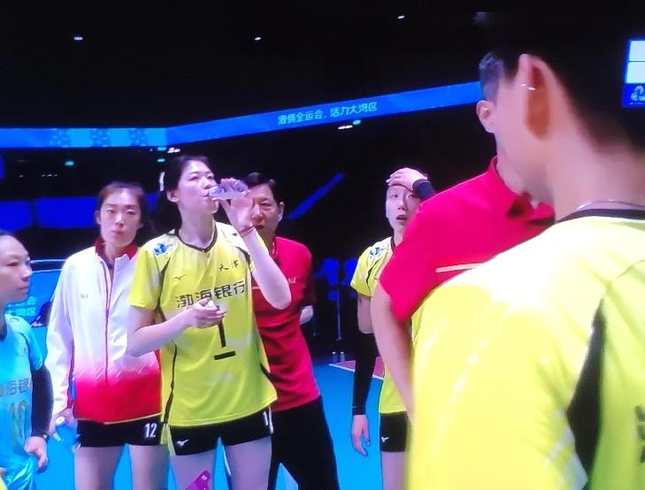 第三局25-18！天津女排再拿下第三局！第三局比赛暂停饿时候，姥爷王宝泉指导