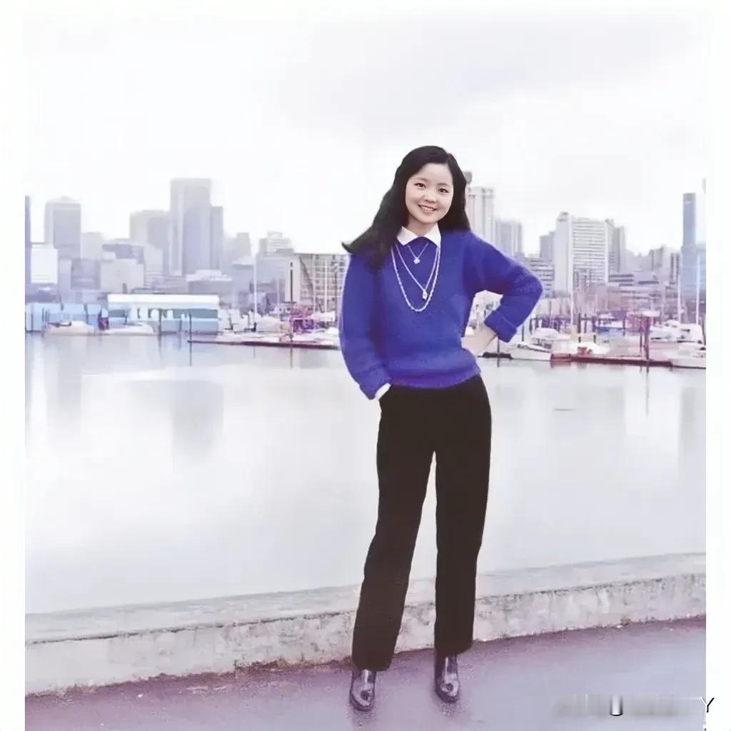 上世纪70年代末，一代歌后邓丽君在加拿大公园游玩时的留影旧照，她长相不算惊艳，却