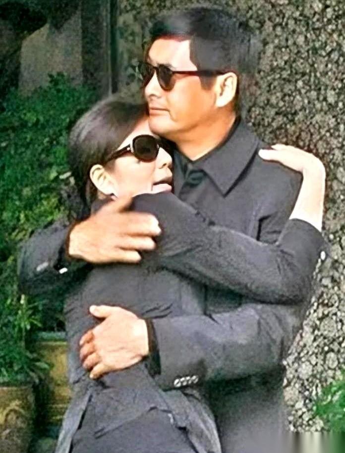 丈夫葬礼上，她整个人扑进周润发怀里，哭到站不住。狗仔队的镜头怼得那么近，拍下她