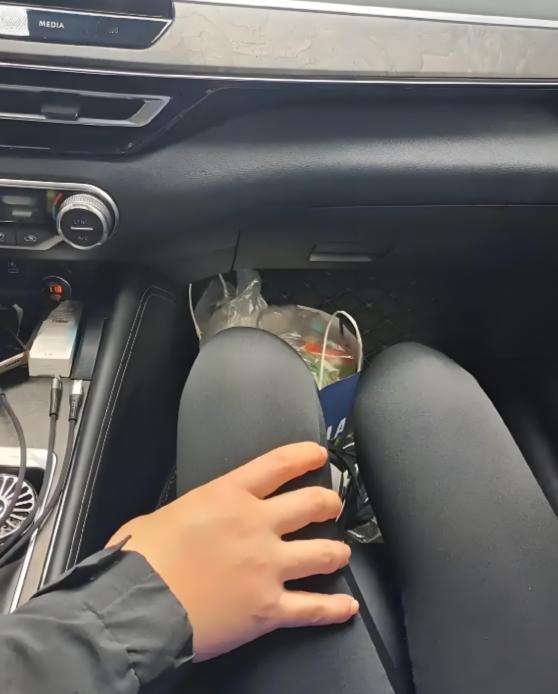 “色胆包天！”湖南长沙，女孩拼顺风车，路途中，车主故意喊她坐到前排，等后座的人离