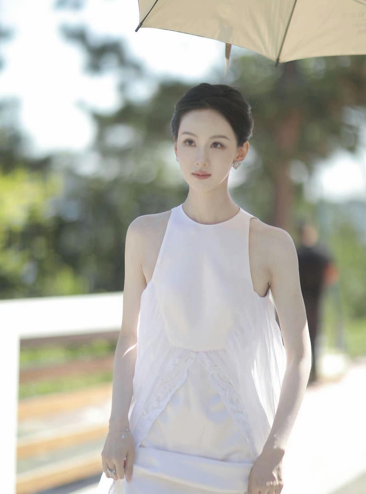 陈都灵真的是仙女！他真的好适合这种风格啊，仙气飘飘的，很有气质！本身陈都灵的五官