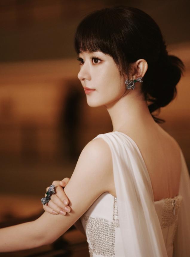 知道赵丽颖在《澎湖海战》演什么了《小城大事》见面会，耿乐不小心说漏嘴了，他说和