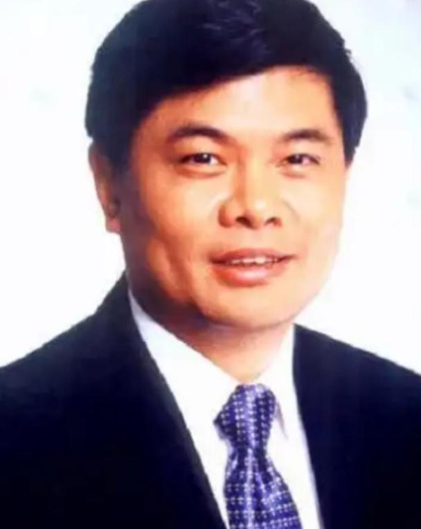 2004年，亿万富翁丁健对妻子说：“给你一个亿，离婚吧，我爱上别人了”，可妻子抱