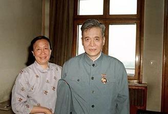 1986年，邓稼先去世的前一天。他的家人们陪伴在他的身边，想留下和他最后的珍贵回