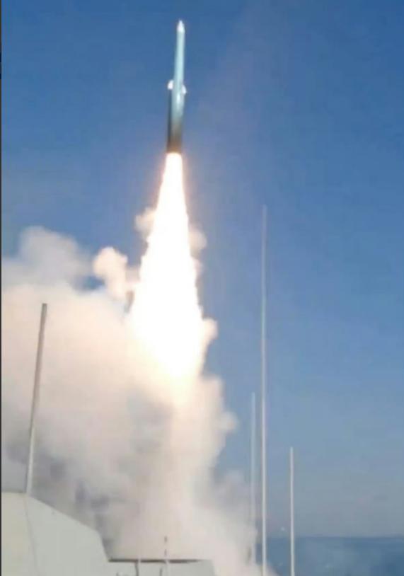 055成功发射YJ-20超音速反舰导弹，美防长说解放军30分钟内，就可以瘫痪8艘