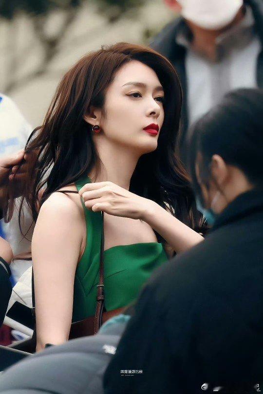 傅菁文荣奖红毯红毯名场面诞生了！傅菁一身战袍霸气登场，步伐稳、眼神飒，风都要为