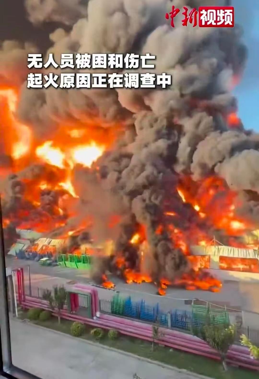 青岛黄岛大火浓烟冲天官方通报青岛仓库起火无人员伤亡8月2日17时许，青岛黄岛区