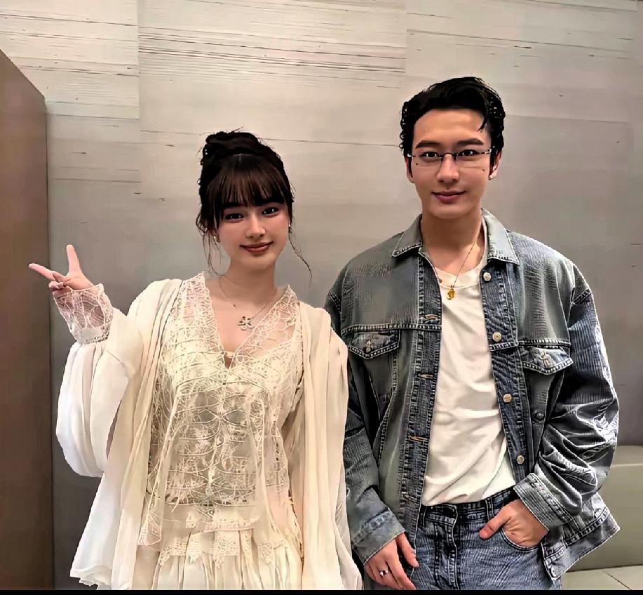 40多岁的人了，还跟没长大一样，喜欢的人一个样子，看现在黄晓明携26岁小女友亮