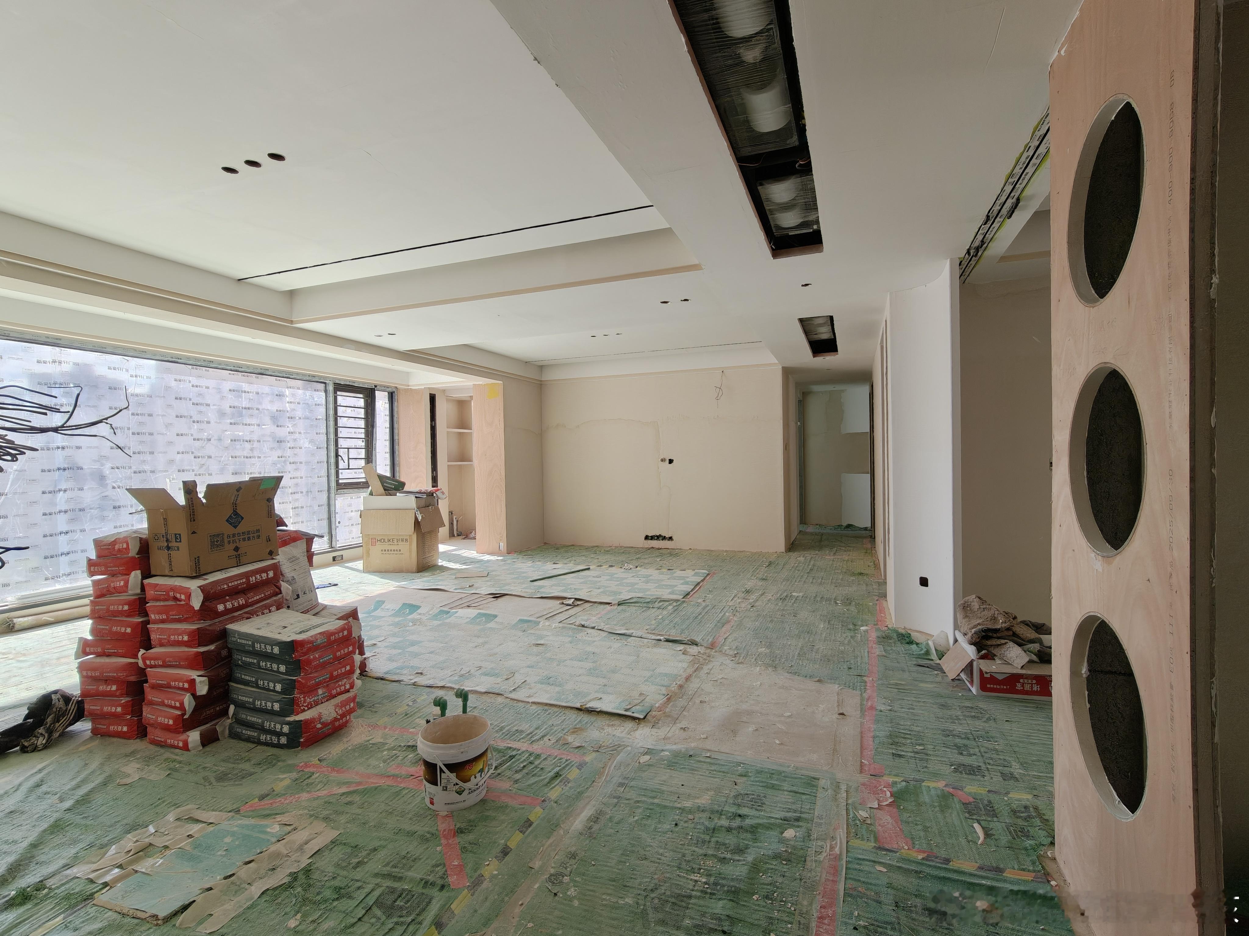 虽然装修现场还乱糟糟，但电视已经安排上了哈哈，85英寸的海信E7Q大概这就是：兵