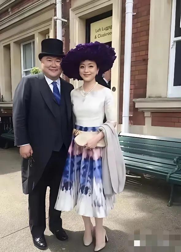 穿燕尾服戴礼帽给人以高贵的绅士风度，杨澜老公这一身打本太绅士了，这一对夫妻看着好