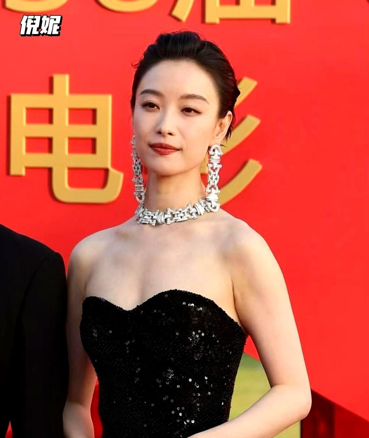 很多人刷完那场金鸡红毯，都有同一个疑问：为什么有的人一出场就“封神”，有的人穿得