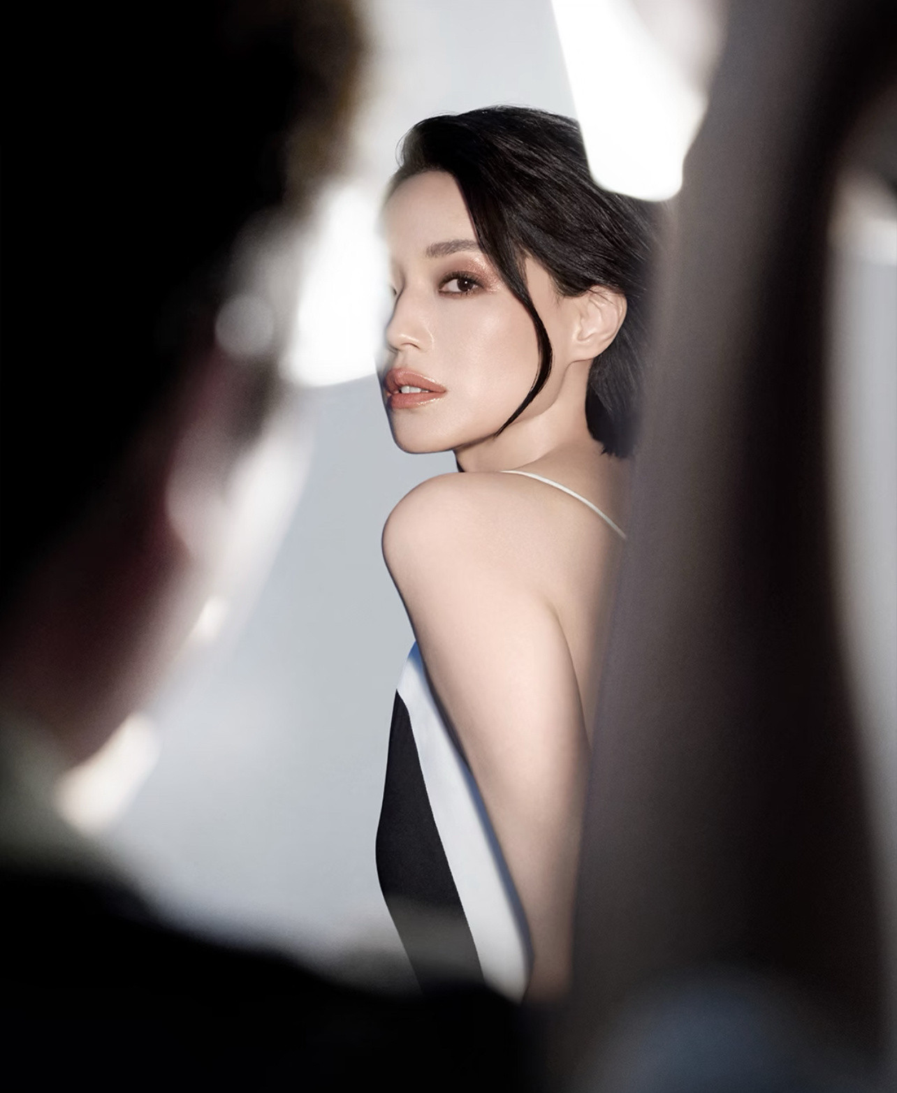 舒淇，TOMFORD拍摄幕后照。顶级星光，为高奢而生，她站在那里就是时尚。​