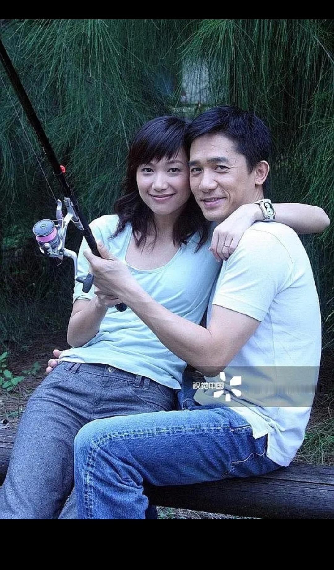 梁朝伟不愧是影帝，平时看起来社恐木讷，演起来爱情片生龙活虎的，甚至眼睛看起来都会