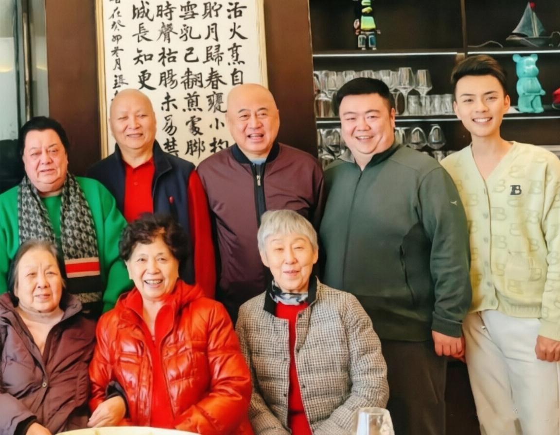 这张合照，我只认出了穿着绿衣、挂着围巾的相声表演艺术家李金斗，留着光头、曲眉皓齿