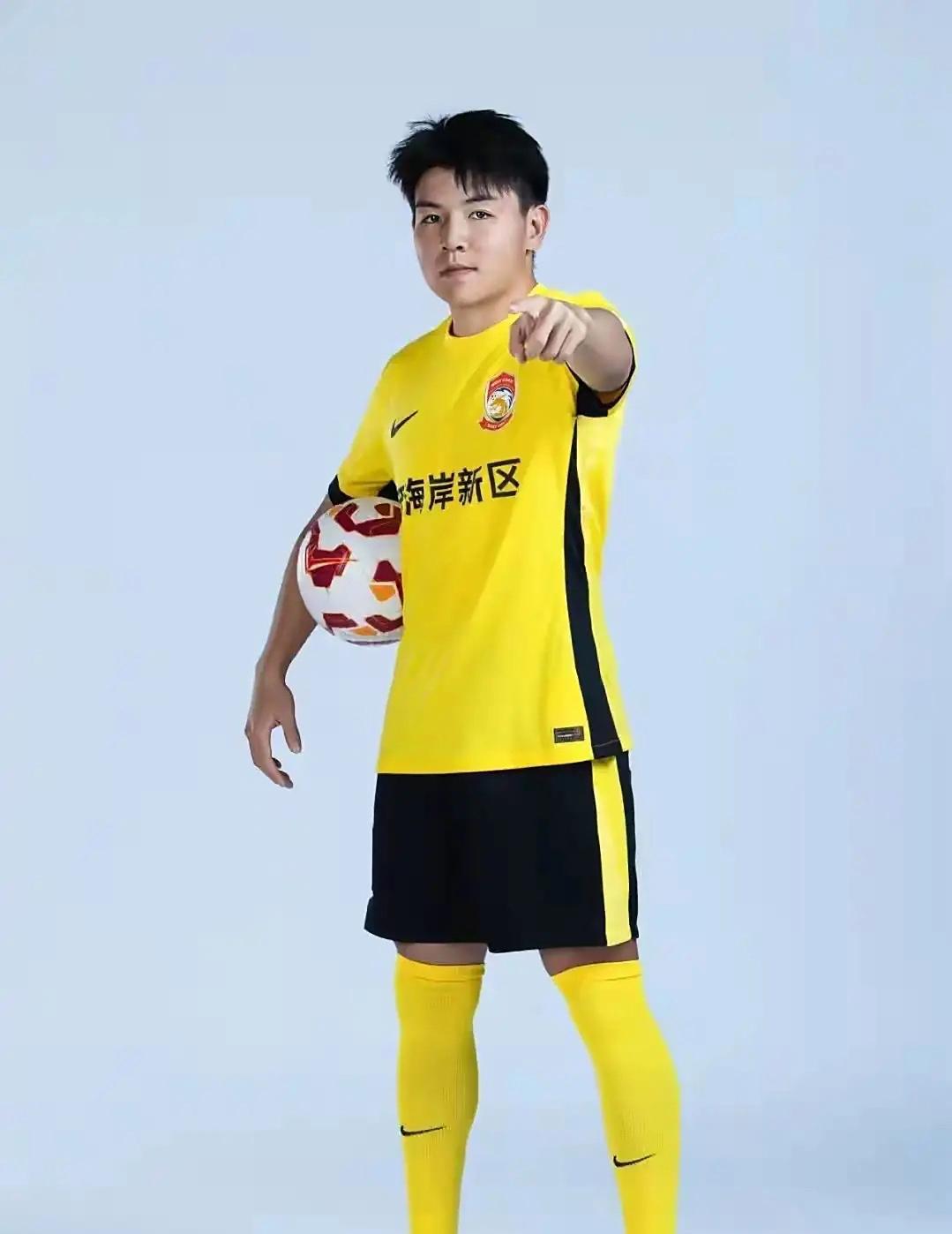 安东尼奥把他放板凳上不用到底是几个意思？他还在恒大踢球我就很关注了，这个小伙子