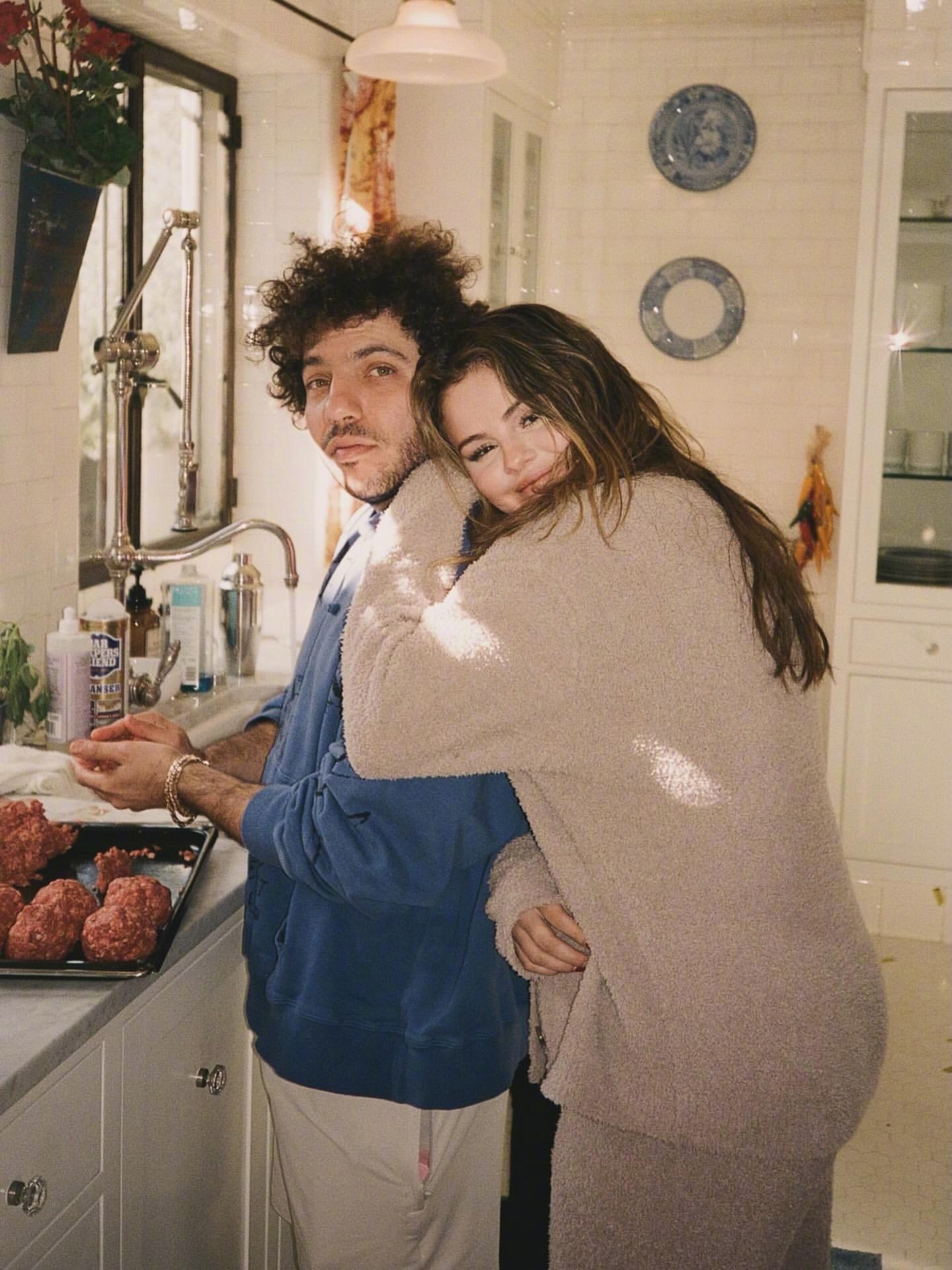 大头丈夫生日🎂，赛琳娜·戈麦斯晒出结婚照表达爱意“happybirthday