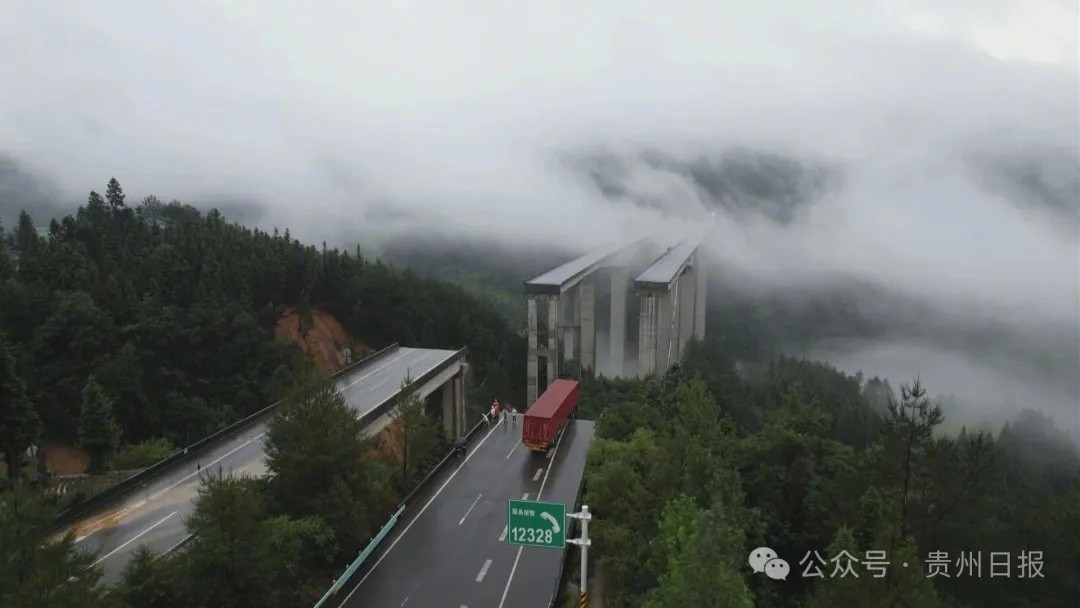 惊魂瞬间！救援车队尾随货车遇大桥垮塌，破窗悬空救出司机后急赴洪灾一线