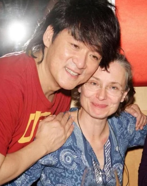 当主持人将那个略显冒犯的问题抛向周华健时现场或许有过一瞬寂静问题直指他与妻子