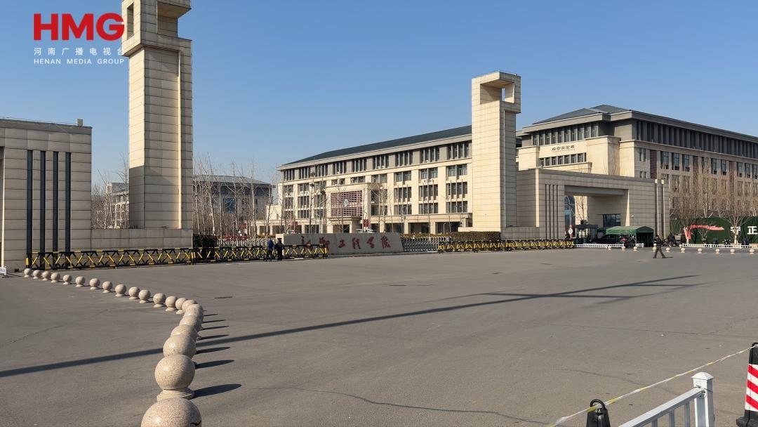 数学家发现，欧几里得几何和射影几何的区别，能用同一个数学概念说清楚。就是“群”