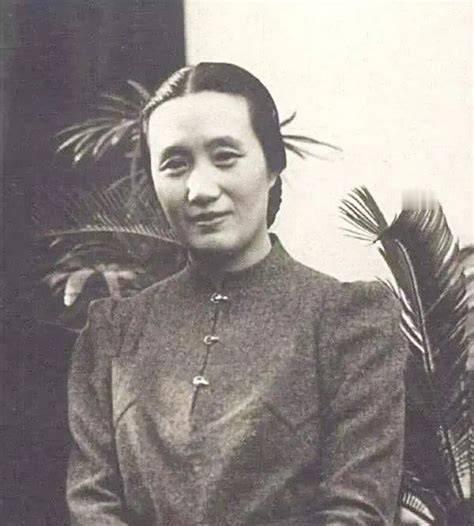 1925年，董竹君挺着大肚子走在成都街头，烈日下汗如雨下。路人议论纷纷——这位“