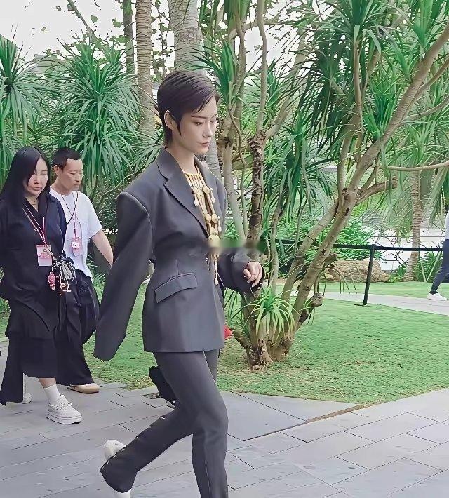 戴着大金链子，身穿怪异的西服这竟然是李宇春，我还是看评论才知道的
