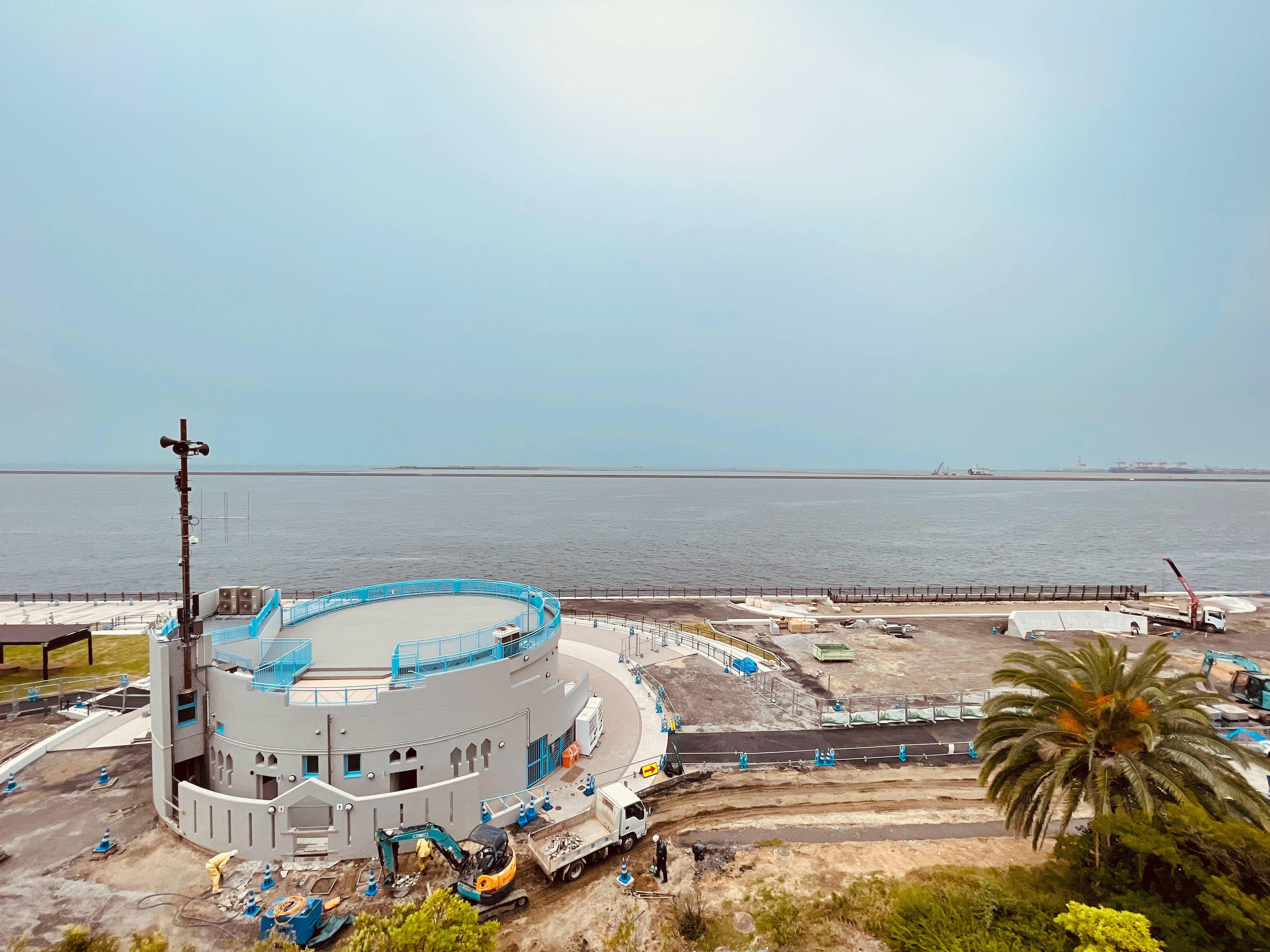 今天上午，菲律宾强震后，海水突然从海岸线往后快速回流，引发周边地区海啸的预警，包