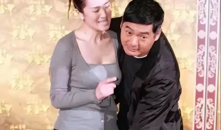 那天，两人舞台互动，巩俐对周润发说：发哥，你到底想干什么？周润发说：不想干什么，