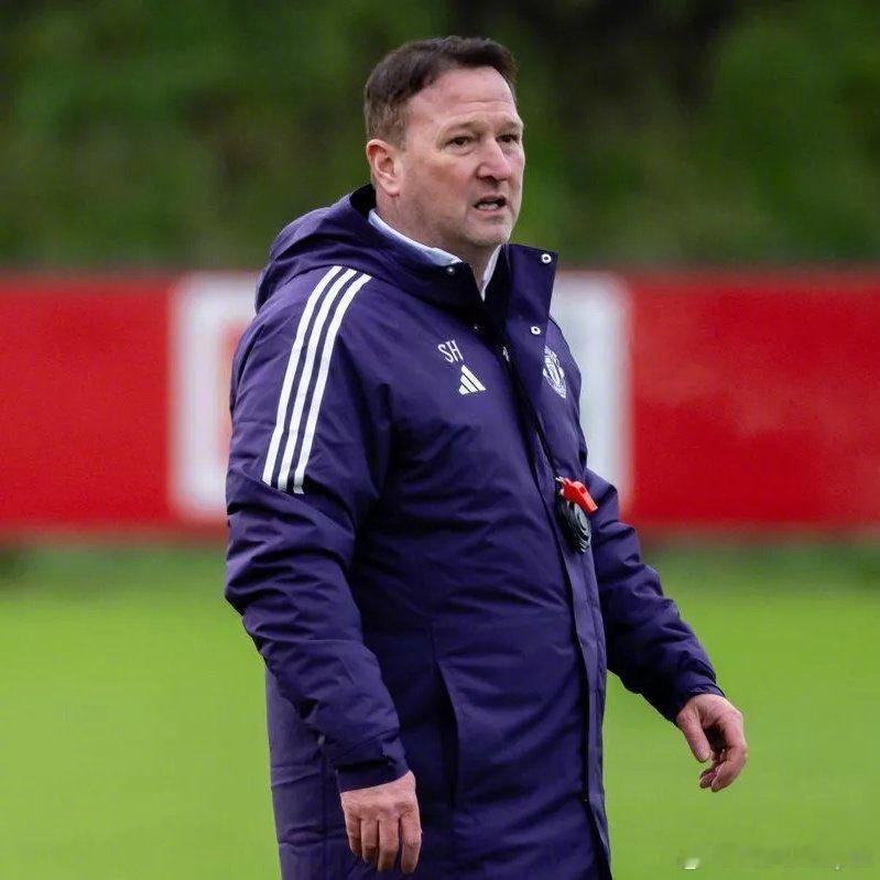 TA：曼联助教史蒂夫霍兰德告知全队，任何人都会被公平对待，但所有人都应该努力训练