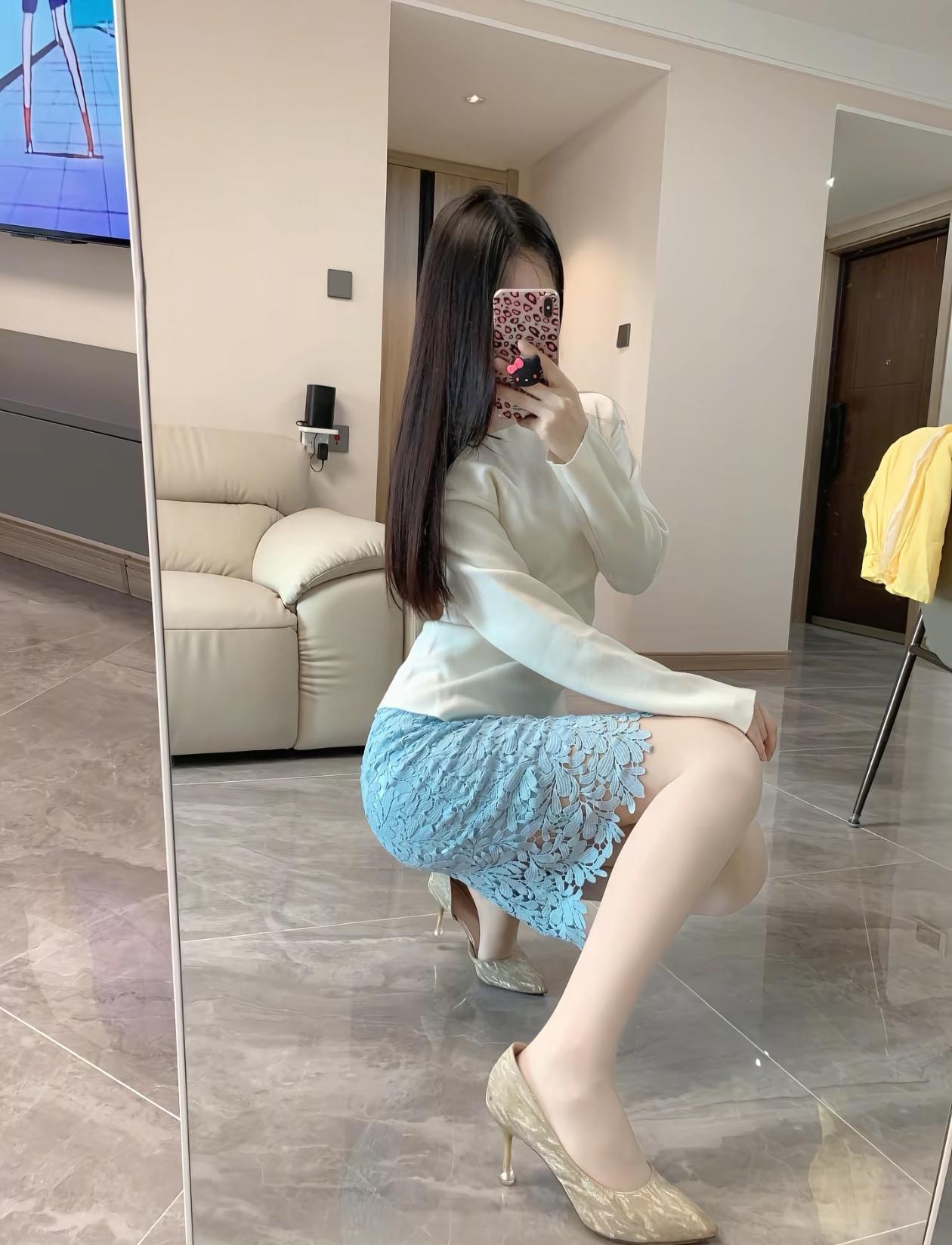 优雅穿搭指南：浅蓝色蕾丝裙+米色高跟鞋，尽显女性魅力！👗👠