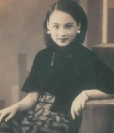 1937年，著名影星陈燕燕去闺蜜童月娟的家中做客，聊的口渴就顺手把桌上茶杯里的水