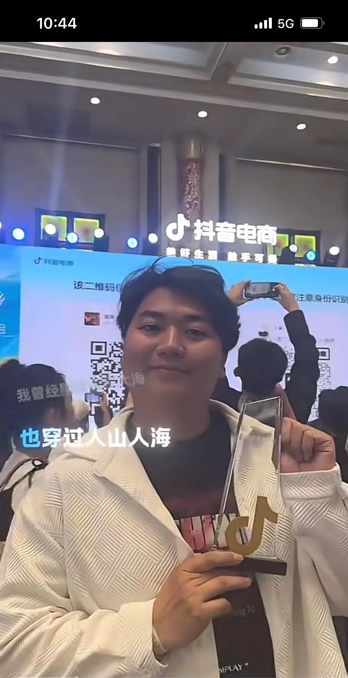 全红婵哥哥终于出人头地了，完全不用靠妹妹也能创出一片天地，他已经在卖货这方面获得
