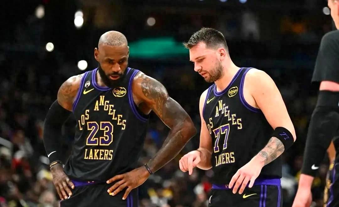 湖人缺席NBA揭幕战，必定开心的是这两人！第一个，选择离开的詹姆斯。根据NBA