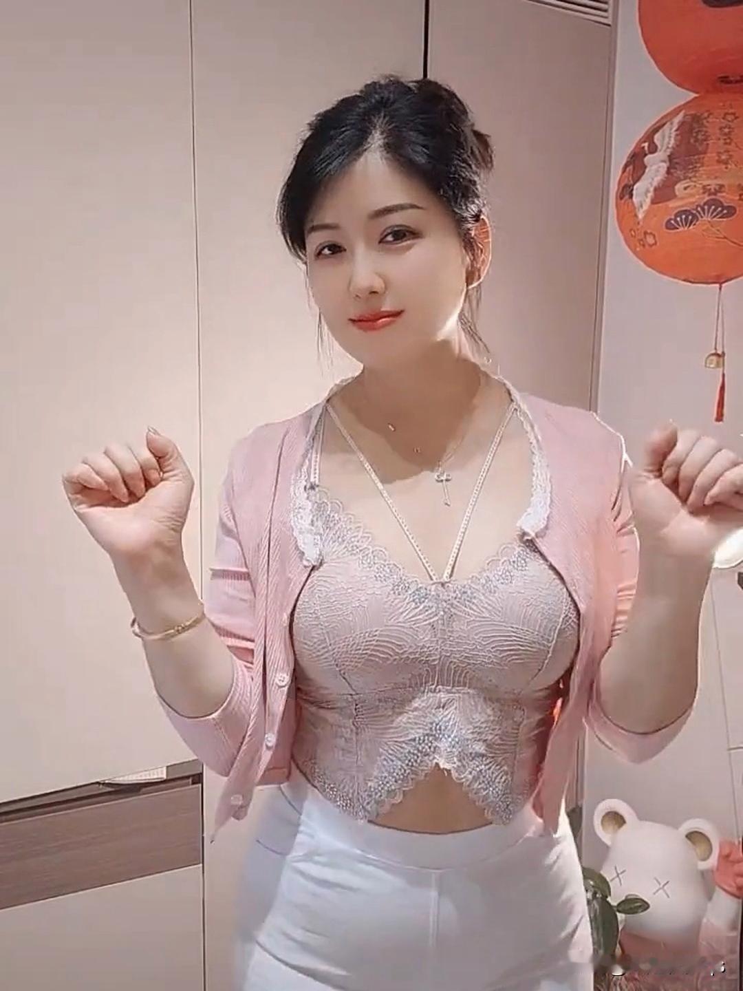 一生的修行，不是为了避开风雨，而是学会在雨中撑伞，泥泞中跳舞💃。