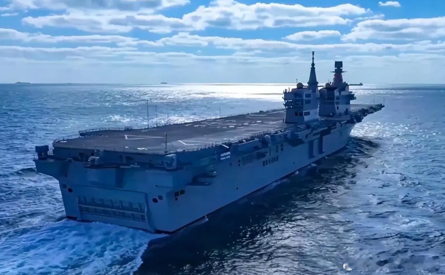 076两栖攻击舰首舰四川舰赴南海开展试验训练