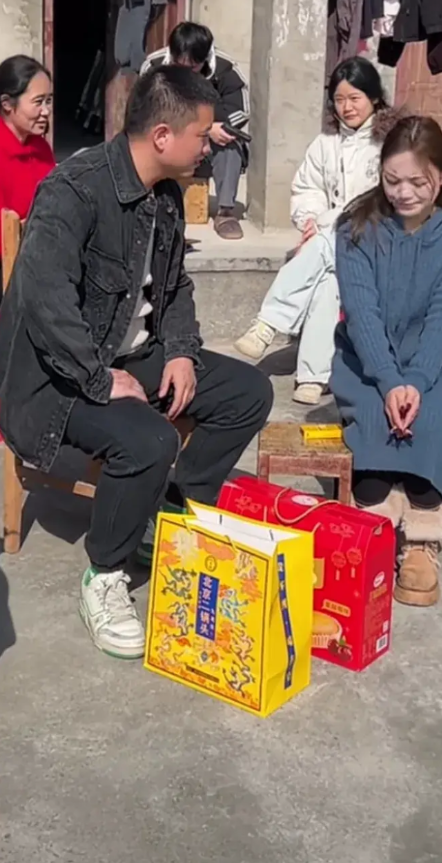 尴尬了吧！女子相亲时，男方拿着礼，带着烟，前来相亲，聊了半天，女子说咱俩不合适，