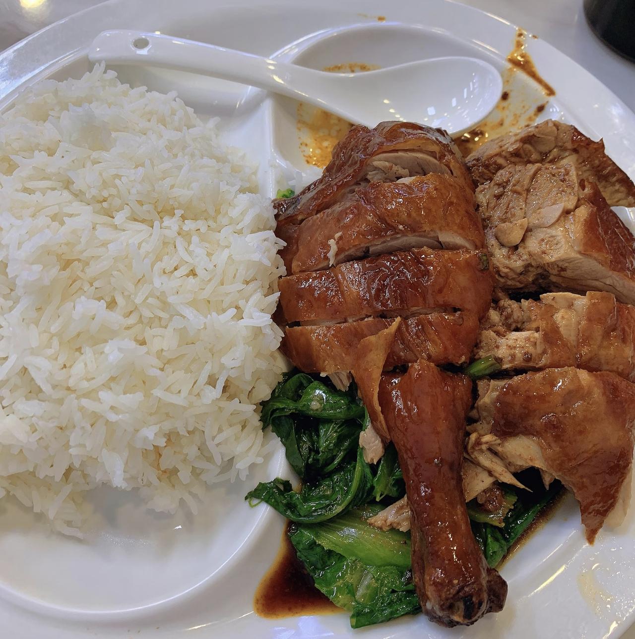 今天的快乐是这份油亮诱人的烧鸭饭给的！刚端上桌，烧鸭皮的焦香就混着卤汁的鲜气直钻