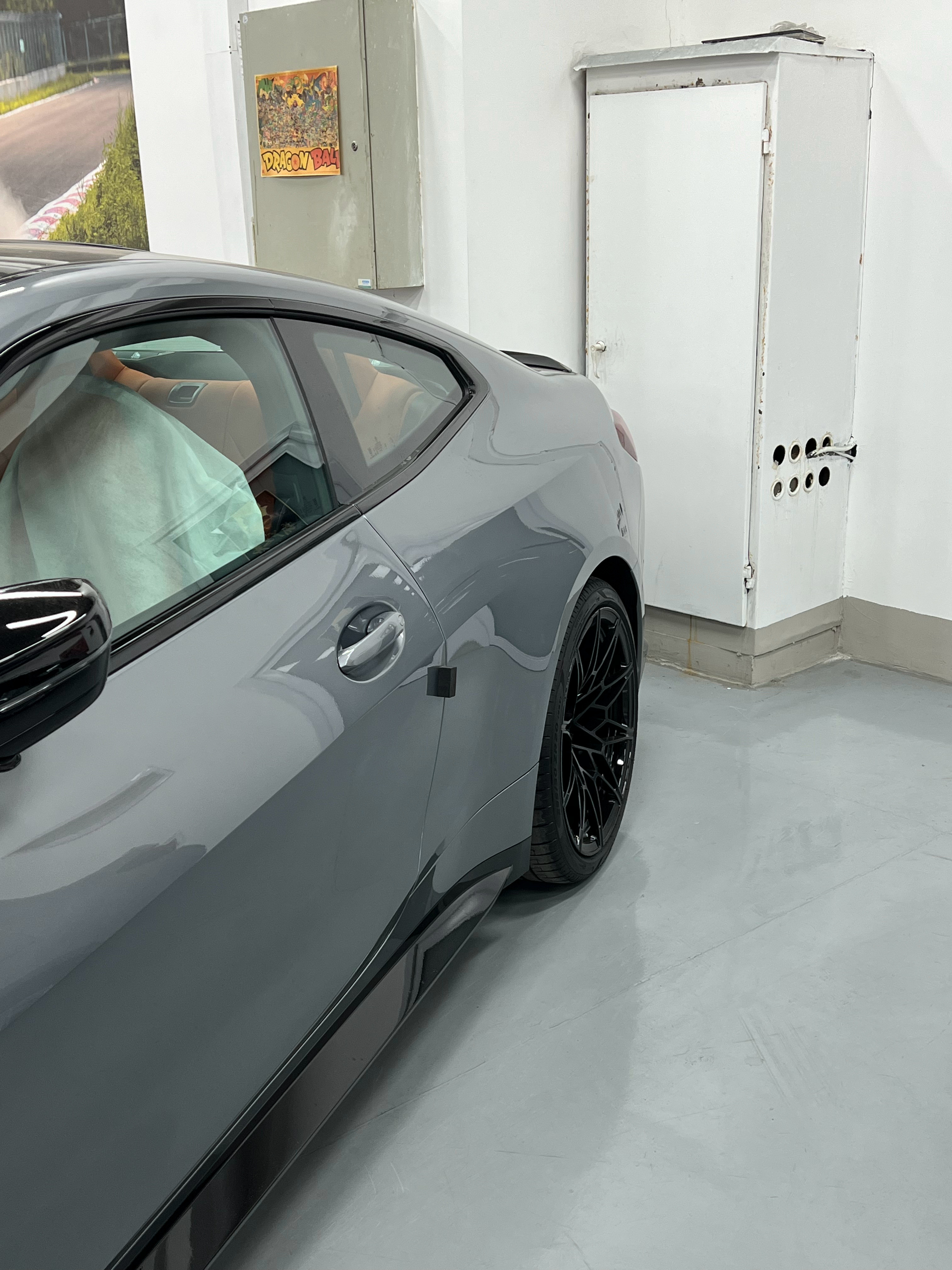 说来也巧，刚好有两台颜色一样的手动挡M3和M4，都叫摩天灰。这俩车摆一起，气质上